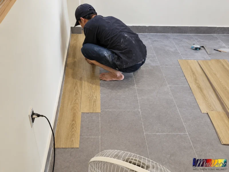Sàn gỗ và sàn nhựa: Nên chọn loại nào? 7 Thi cong san nhua gia go